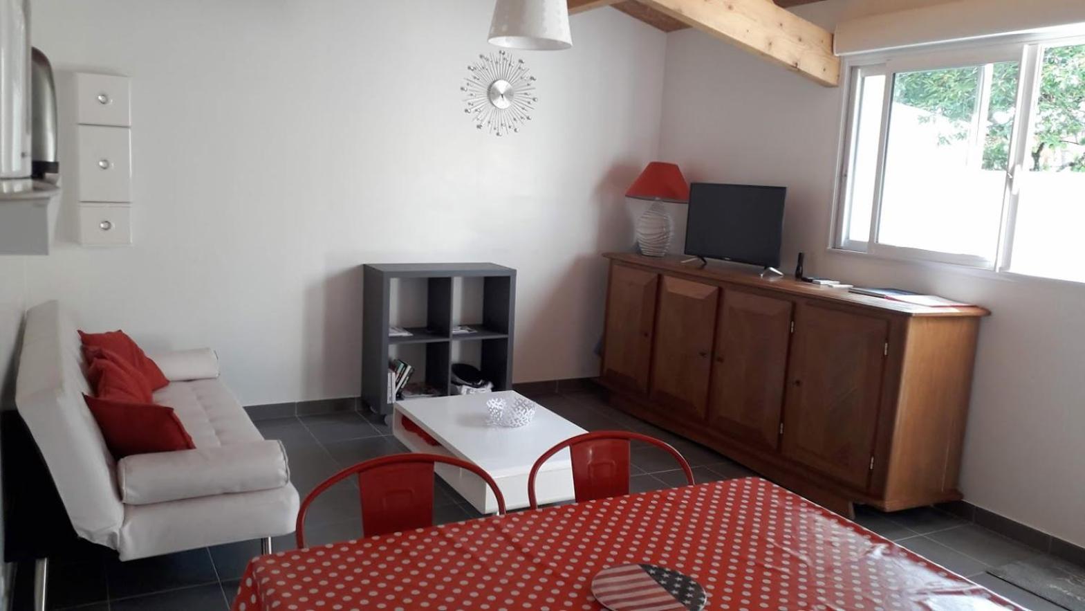 Meuble De Tourisme A L'entree De Royan