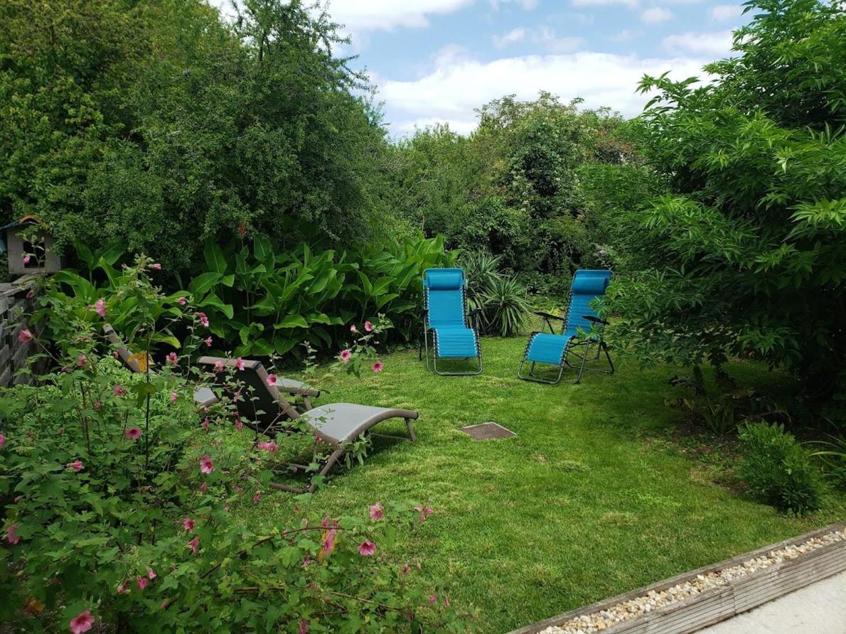 Meuble De Tourisme A L'entree De Royan *